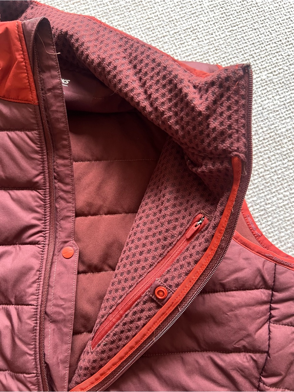 Brooks Women’s Maroon and Red Quilted Running Vest Size M - Picture 11 of 15